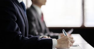 職場は土日も「新入社員研修」があるけど、新人から「代休はありますか？」と質問が！ 自分の頃は休日の研修も“当たり前”でしたが、今の時代は問題になるのでしょうか？ 割増賃金や代休の取り扱いも含め解説