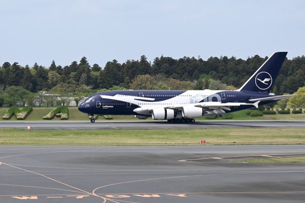 ルフトハンザのA380特別機が成田に飛来展望デッキにファン集結、A380「3機並び」も