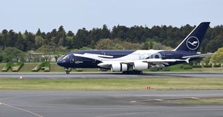ルフトハンザのA380特別機が成田に飛来展望デッキにファン集結、A380「3機並び」も