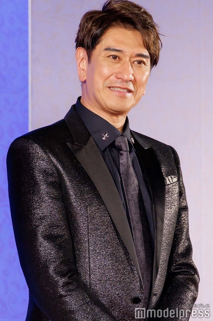 川崎麻世、21歳年下妻に顔いじられる様子公開「おじさんの顔のたるみも気になるだろうけど…」惚気全開