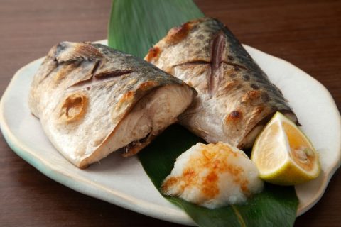 【検証】楽天で人気の“1kg 6980円”の「骨取り無塩さば」は、本当にお得？近所のスーパーの「切身2切 494円」に比べて“高い”けど、それでも筆者が「リピ買いする理由」