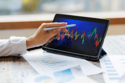 中小企業を経営している父から「株式をどう引き継ぐか考えておけ」と言われました。事業承継税制を使えば相続税が抑えられると聞きましたが、本当でしょうか？
