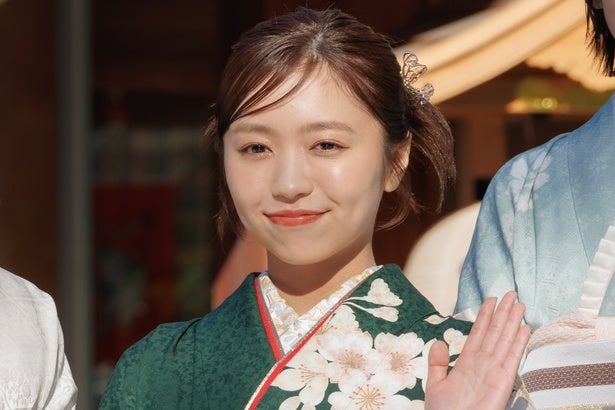 大原優乃が白いタオルに包まれ笑顔カメラに視線を向ける近距離ショットに「かわいい」の声＜ぜんぶ、あなたのためだから＞