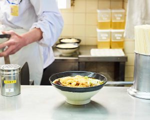 「舌打ちをこらえるのに必死」“駅そば店員”が頭を悩ませる迷惑客。券売機に行列をつくるサラリーマンには「後ろ見て」――週末ベスト・セレクション