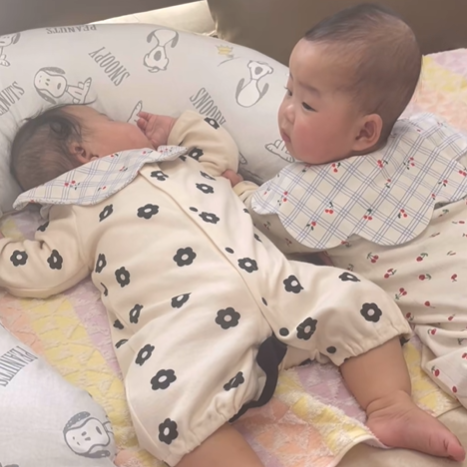 ぷくぷくほっぺの双子ちゃん♡ 寝ちゃった姉に話しかけ続ける妹「おーきーてー」
