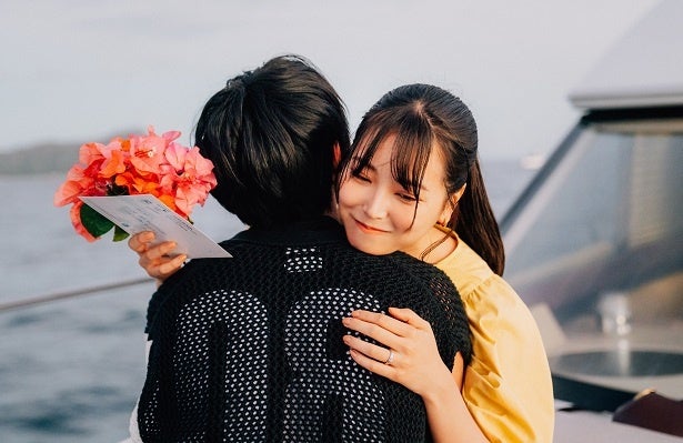 白間美瑠からのプロポーズ「結婚してください」に永田崇人、サプライズのブーゲンビリアの花束とおでこへのやさしいキス＜私たち結婚しました 5＞