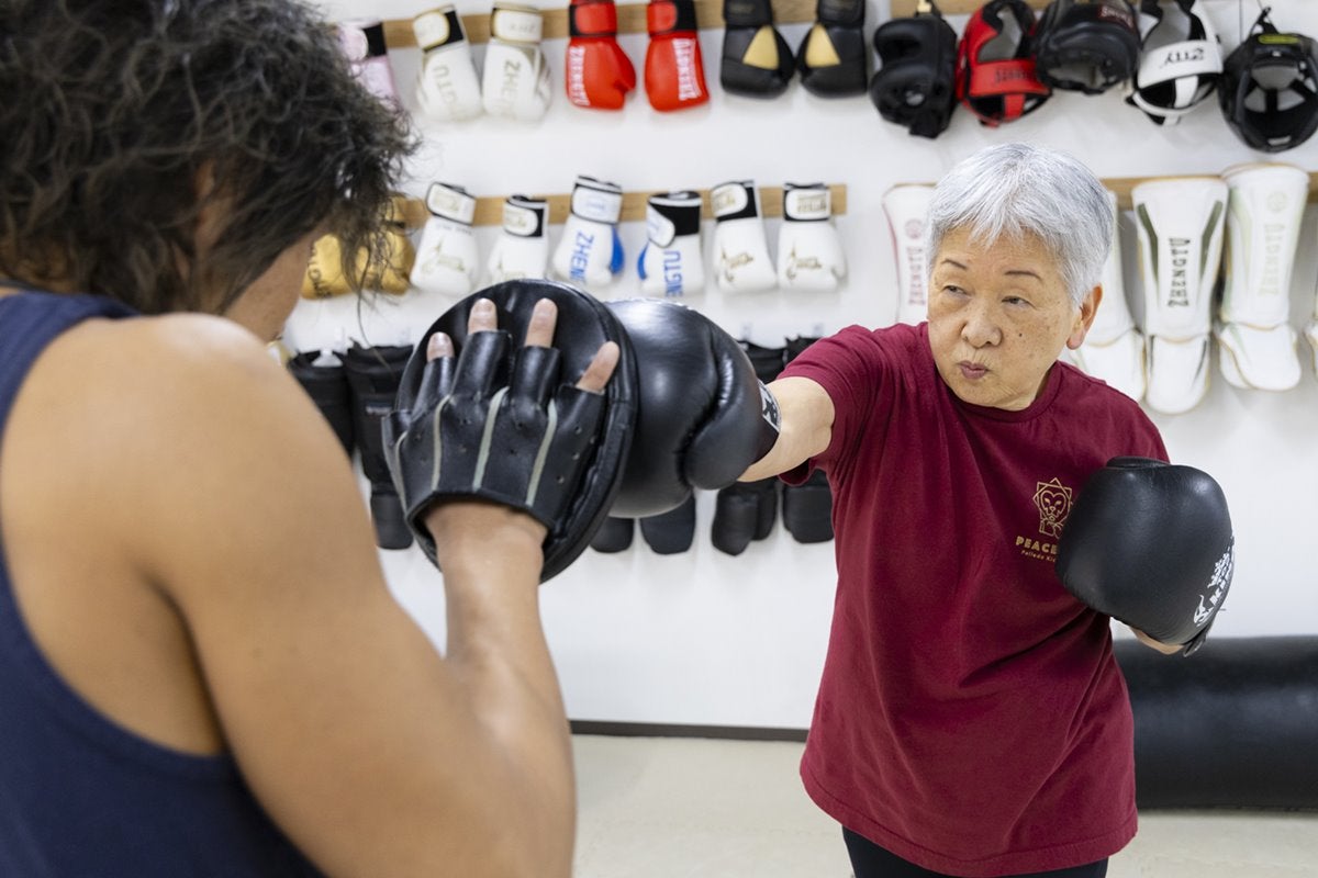 キックボクシングジムにシニアが殺到中！81歳女性は杖なしで歩けるように