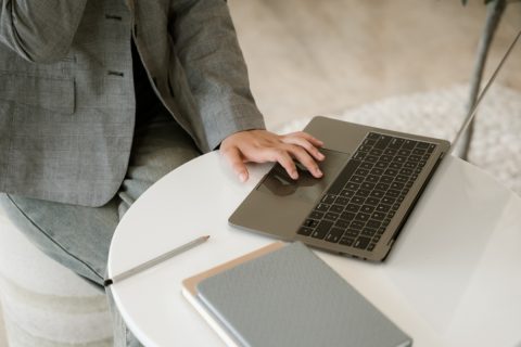 フリーランス1年目に「パソコン20万円」を経費で購入。確定申告のときに一括で落とすのと減価償却するのとでは税金の額はどれくらい違いますか？