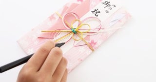 夫婦で結婚式に参列、ご祝儀は「5万円」or「7万円」どちらが無難？ 間違えると失礼になるケースとは