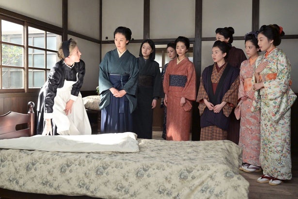 見上愛“りん”らのもとへエマ・ハワード“鬼教師・バーンズ”が到着…厳しくも愛ある“清潔指導”に共感の声＜風、薫る＞