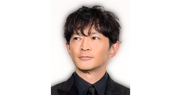 津田健次郎、電柱に寄りかかるオフショットに「日常のひとコマなのになんでこんなにかっこいい!?」の声＜ラムネモンキー＞