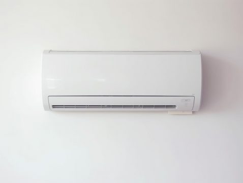 「エアコンは24時間つけっぱなしが安い」と言う夫。電気代は「運転開始の直後が高い」とのことですが、実際“こまめにオン・オフ”と比べて節約できますか？ 節約効果を確認