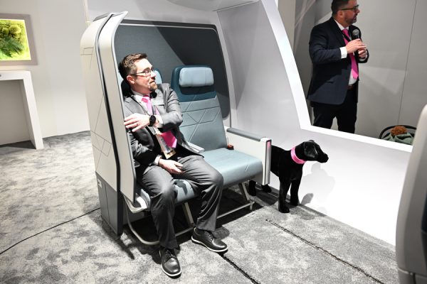 ”ドア付きエコノミークラス”で最後列が快適に？コリンズが新製品「SkyNook」お披露目【AIX2026】