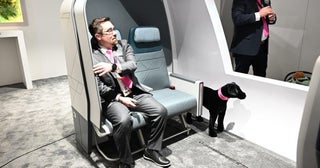 ”ドア付きエコノミークラス”で最後列が快適に？コリンズが新製品「SkyNook」お披露目【AIX2026】
