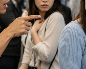 「なんで降りないんだよ…」電車内で女性を“採点”する迷惑男性に“無言の反撃”をした結果