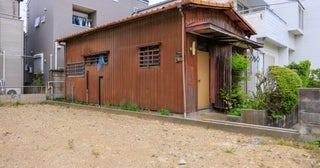 実家をつぶして「駐車場」にするという兄。地方ですが儲かるのでしょうか？「空き家のまま・更地・駐車場」の固定資産税について解説