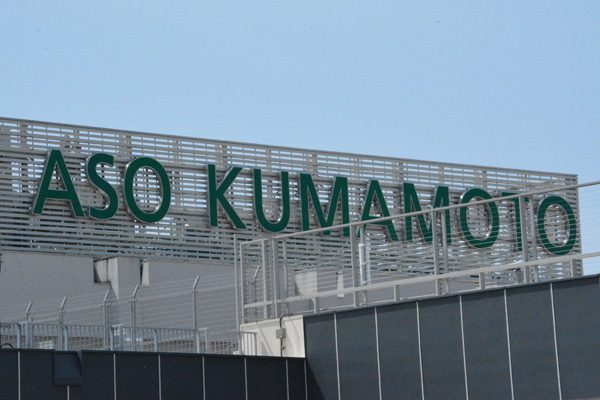 熊本空港、地震のため滑走路閉鎖中再開見通し立たず