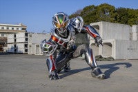 『仮面ライダーマイス』第2話「モダンウサギと走るカメ」、新たなライダー登場で三つ巴戦が始まる