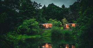 全室プライベートサウナ付き！池のほとりに佇む一棟宿「Earthboat Kitakaruizawa」がグランドオープン