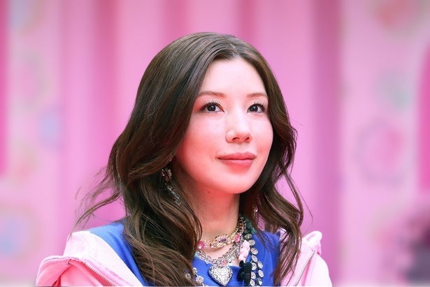 仲里依紗、“ギャル”メーク姿が話題「ツケマのボリュームが平成」「ガチ囲みアイラインからの爆盛りツケマかわいすぎ」の声