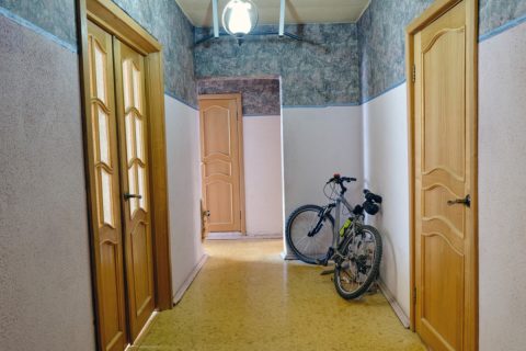 アパートの共用廊下に子どもの自転車を置いていたら、管理会社から「撤去費用を請求する」と警告の電話が！このような依頼に正当性はあるのでしょうか？