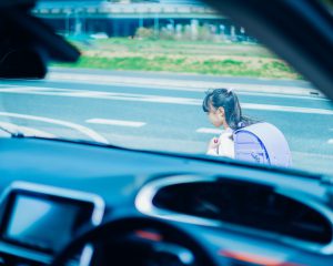 近所で噂の“危ない車”…運転手の正体は母だった。住宅街であと数センチの事故、警察沙汰になった顛末
