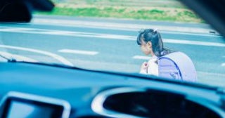 近所で噂の“危ない車”…運転手の正体は母だった。住宅街であと数センチの事故、警察沙汰になった顛末