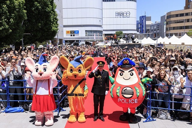 「免許返納!?」舘ひろし、オープンカーで颯爽と登場し調布市の一日警察署長に就任！「こんなに歓迎されて本当に感無量」