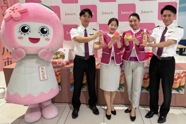 ピーチ、「Peachful Day」を関空で開催紀の川市産の桃と「桃ドリンク」を配布