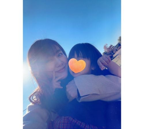  安めぐみ、１歳次女と青空の下でリフレッシュ＆仲良し親子写真 