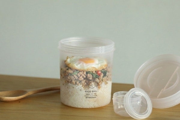 サラダもうどんもこれひとつで。手軽に持ち運べる「ボトルランチボックス」が登場