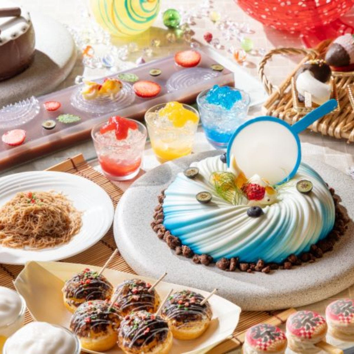 サンシャインシティプリンスホテルの夏スイーツビュッフェ。たこ焼きシューやりんごあめムースなど、屋台の定番がスイーツに変身