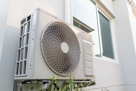 室外機カバーで節電するつもりが逆に大損！電気代が跳ね上がる場合もある？カバーの設置でかかる余計なコストと、本当に効果のある節電方法を徹底比較！