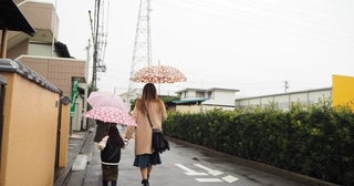 梅雨の子どもの送迎は「泥」「湿気」が天敵…「逆転の乾燥術」でイライラを解消！洗濯物を増やさない“省エネ家事”術