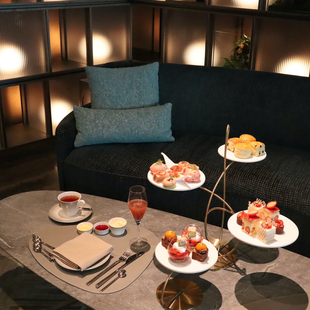 昨年開業したJWマリオット・ホテル東京でいちごアフタヌーンティーを。春の白いちごスイーツも先取り取材！