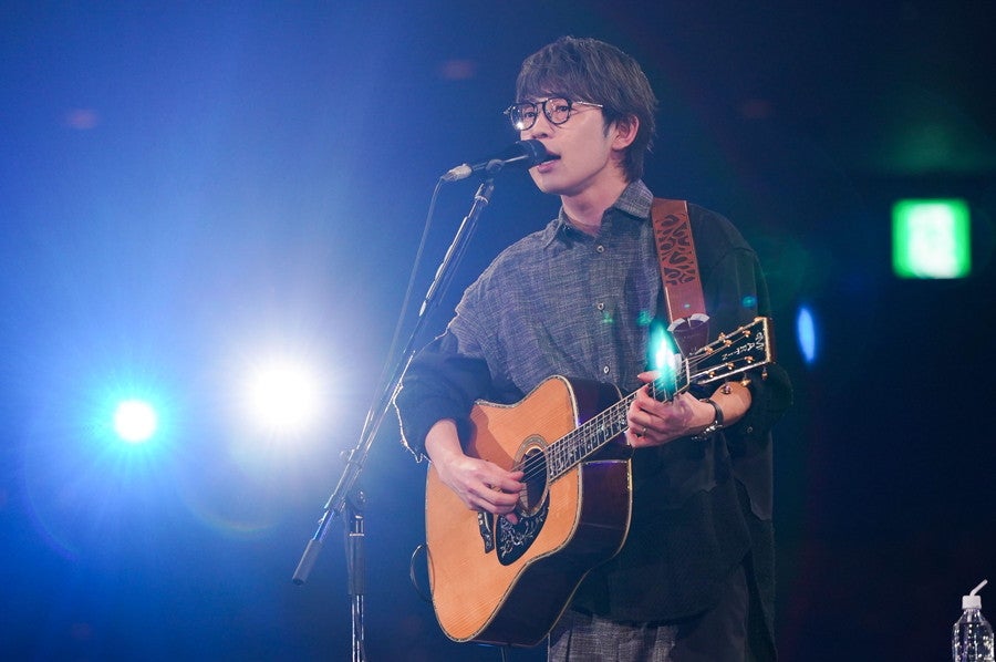 川崎鷹也のライブ写真をお届け！ ギター弾き語りの祭典「ギタージャンボリー」を両国国技館で開催