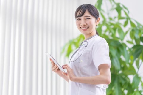 病院で看護師として働く知人は、「夜勤に入ると手当で月収が増える」と話していました。22時以降の勤務では、給与はどのくらい上乗せされるのでしょうか？