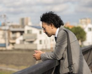 「後悔しかありません」大手メーカーで早期退職に乗らなかった49歳社員の末路。花形部署から“雑務で時間を潰す毎日”へ