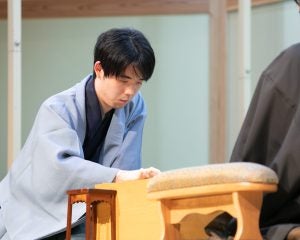 藤井聡太「プロになった今、感じる“将棋の楽しさ”」。熊本復興応援対局、八代八段が大激闘の末に藤井を破る