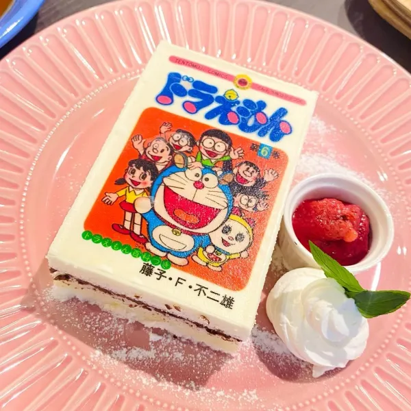 神保町のカフェメニューがかわいすぎ！SNSで話題のドラえもん「コミックケーキ」は午前中が狙い目だよ