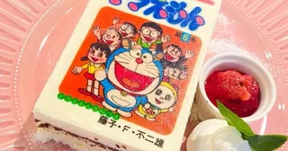 神保町のカフェメニューがかわいすぎ！SNSで話題のドラえもん「コミックケーキ」は午前中が狙い目だよ