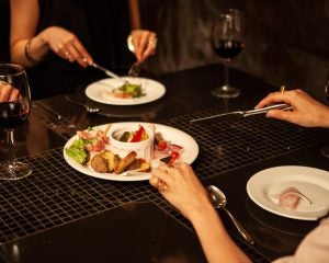 「タダ飯」要求に低評価の報復も…飲食店を悩ませる“自称インフルエンサー”とステマの闇。箱根の高級宿は「絶対に応じない」宣言