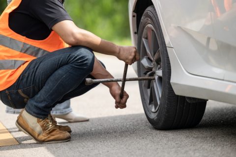 高速道路でタイヤがパンクしたとき、妻に「保険会社よりJAFのほうが安心では？」と言われました。どちらに連絡しても同じように見えるのですが、対応内容に差はあるのでしょうか？