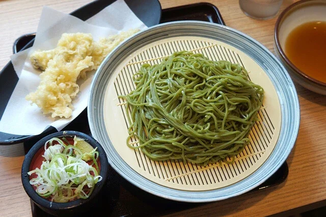 【茶そば&あなご天】埼玉発祥のご当地立ち食いそば店で食べる狭山茶そばとあなご天：パリッコ『今週のハマりめし』第242回