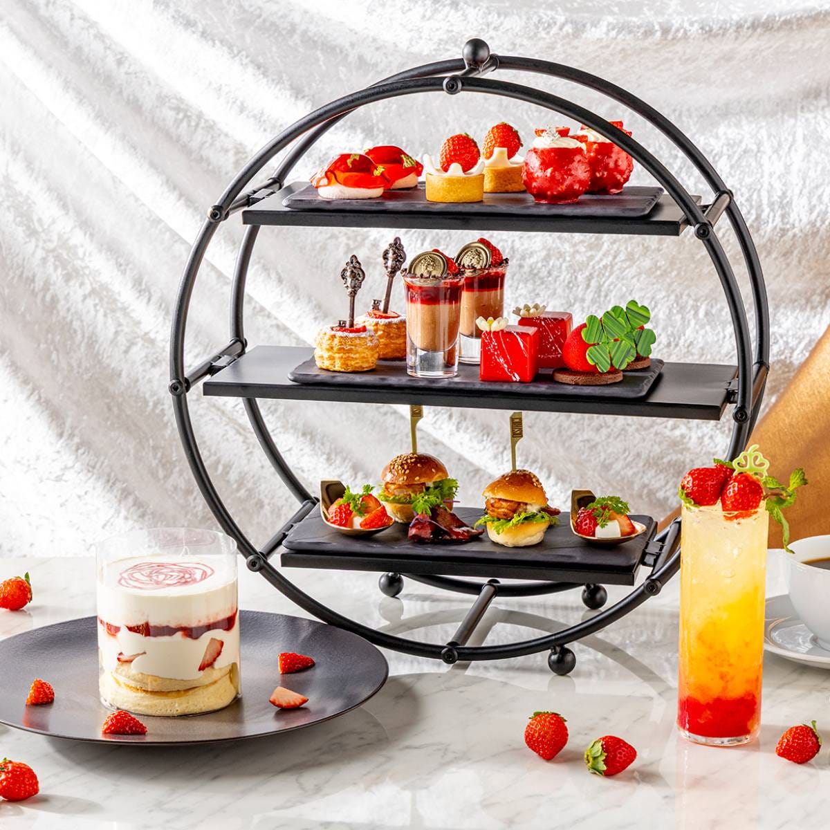 キンプトン新宿東京のいちごとチョコレートのアフタヌーンティー。いちごが主役の“縁起スイーツ”は年始のおでかけにぴったり