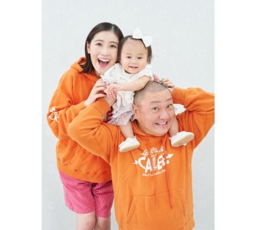  西野未姫＆山本圭壱、愛娘１歳の家族記念ショット公開 