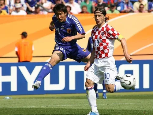 【サッカー事件簿】柳沢敦の「急にボールが来た」発言の真相を加地亮が明かす。ドイツＷ杯では「ヒデさんのチームにしたほうがよかった」