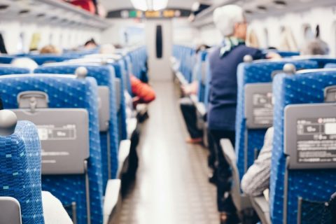 GWは家族4人で「東京→京都」へ帰省予定なのに、新幹線が満席！「自由席特急券」だけだと“デッキに立ち乗り”になりますか？ 追加料金を払えば座れるでしょうか？ 乗車ルールを確認