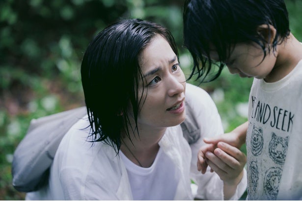 ＜ライオンの隠れ家＞サプライズキャストは尾野真千子主人公兄弟の姉・愛生を演じ、サスペンス要素を盛り上げる