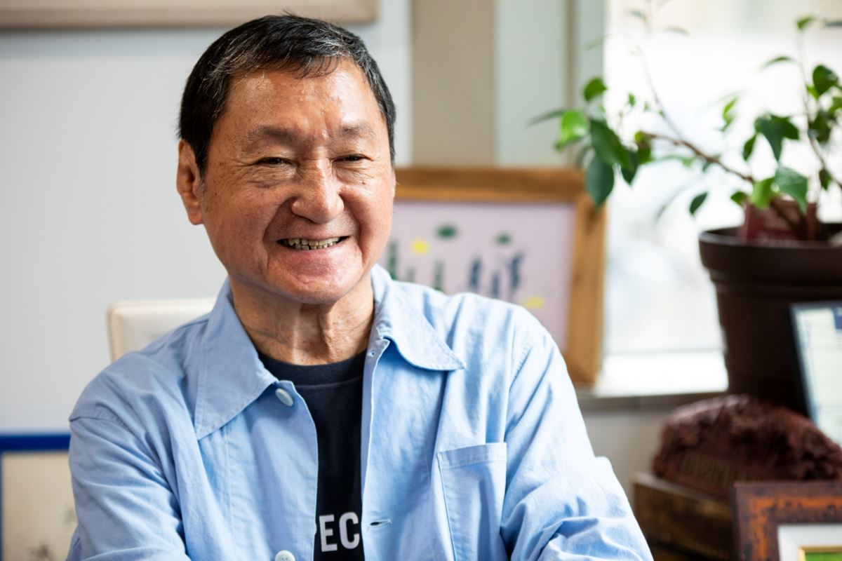 南佳孝が語る、初の自主制作作品『いくつになっても遊びたりない』に込めた思い――デビュー53年目の自由すぎる創造の秘密に迫る